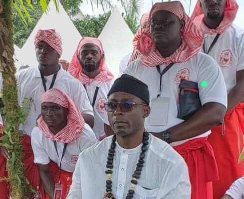 Le chef supérieur du canton Akwa, Sa Majesté Dr Louis Din Dika Akwa entame une visite officielle ce mardi 27 août 2024 dans la capitale politique camerounaise. Le gardien des traditions rencontrera les Akwa qui y vivent et soumettra les doléances de sa communauté aux plus hautes autorités du pays.