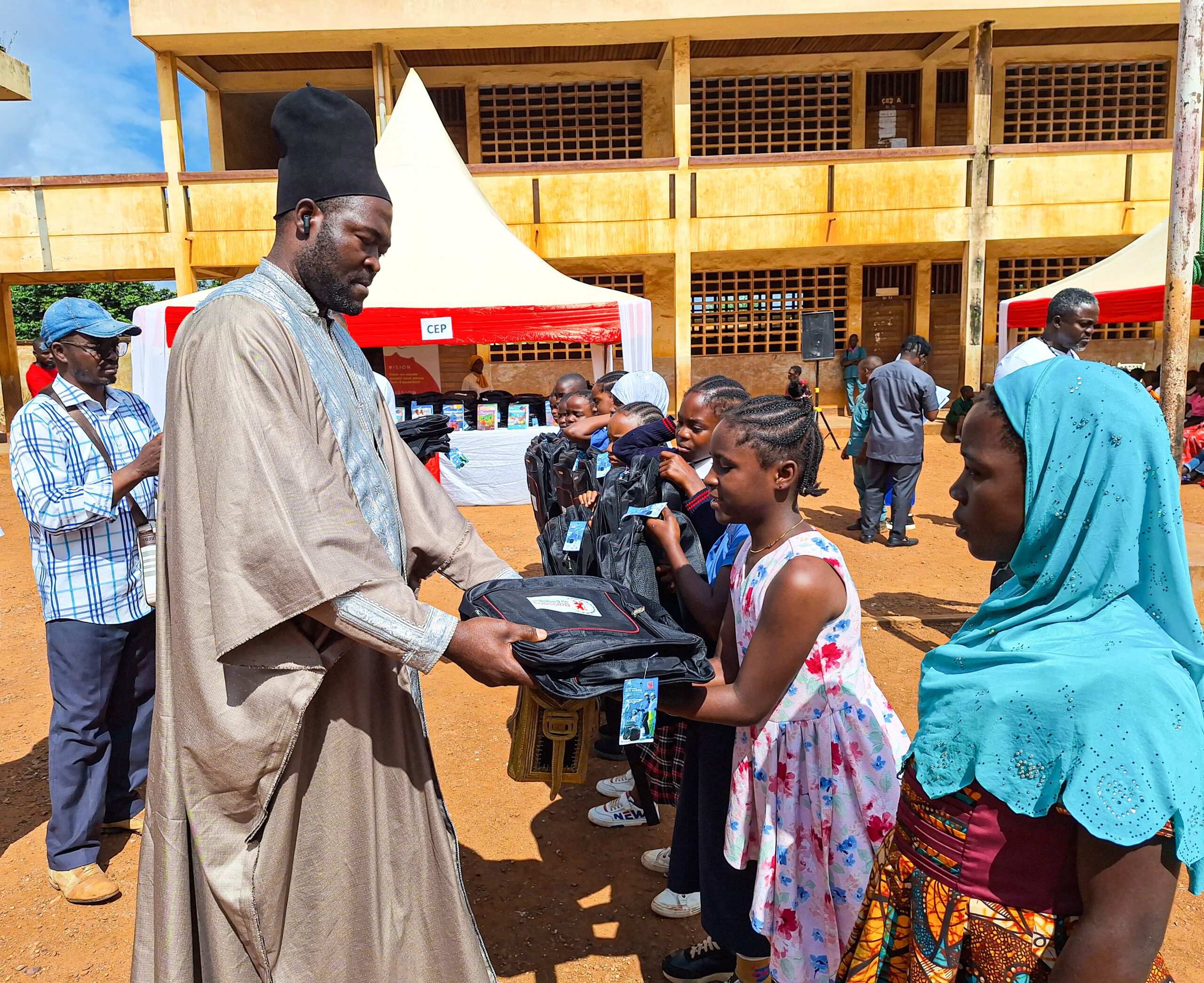 Dans le cadre de l’excellence scolaire 2024, Boissons du Cameroun offre 750 bourses scolaires pour les meilleurs élèves du département du Noun, du Djerem et du Fako. Les cérémonies de remise de 500 kits scolaires composés de l'ensemble des livres inscrits au programme et des sacs de classe aux meilleurs élèves des départements du Noun et du Djerem ont eu lieu le 12 septembre 2024. Elles se sont déroulées en simultanée dans les villes de Foumban, Ngaoundal et Tibati. 