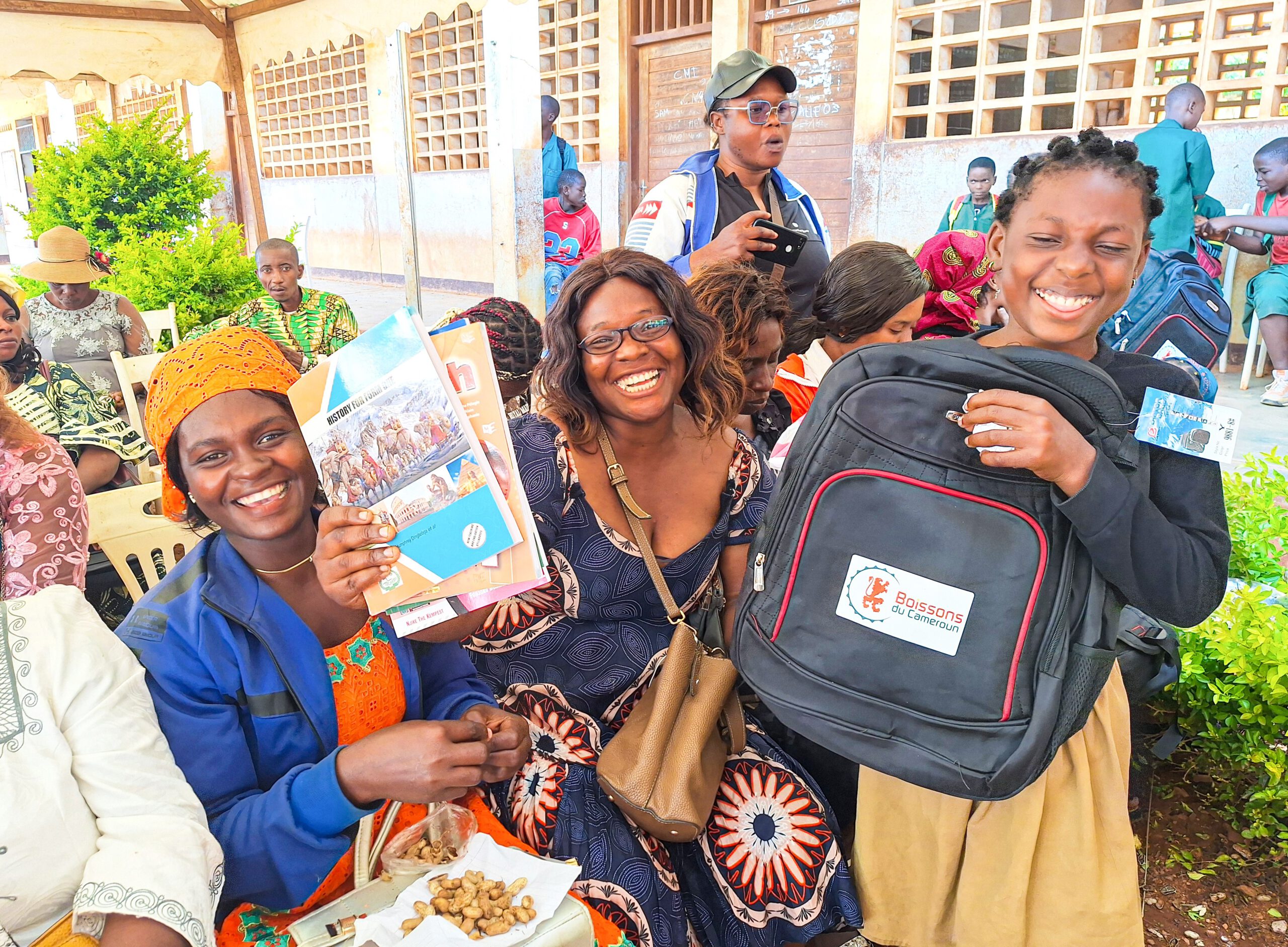 Dans le cadre de l’excellence scolaire 2024, Boissons du Cameroun offre 750 bourses scolaires pour les meilleurs élèves du département du Noun, du Djerem et du Fako. Les cérémonies de remise de 500 kits scolaires composés de l'ensemble des livres inscrits au programme et des sacs de classe aux meilleurs élèves des départements du Noun et du Djerem ont eu lieu le 12 septembre 2024. Elles se sont déroulées en simultanée dans les villes de Foumban, Ngaoundal et Tibati.