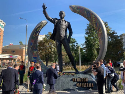 Un monument dédié à ce leader historique sud-africain a été inauguré dans la capitale russe le 9 septembre 2024. Le club russo-africain de l'Université d'État de Moscou Lomonosov a saisi l’occasion pour créer un film documentaire sur Nelson Mandela.