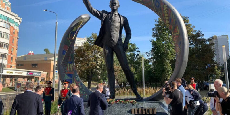 Un monument dédié à ce leader historique sud-africain a été inauguré dans la capitale russe le 9 septembre 2024. Le club russo-africain de l'Université d'État de Moscou Lomonosov a saisi l’occasion pour créer un film documentaire sur Nelson Mandela.