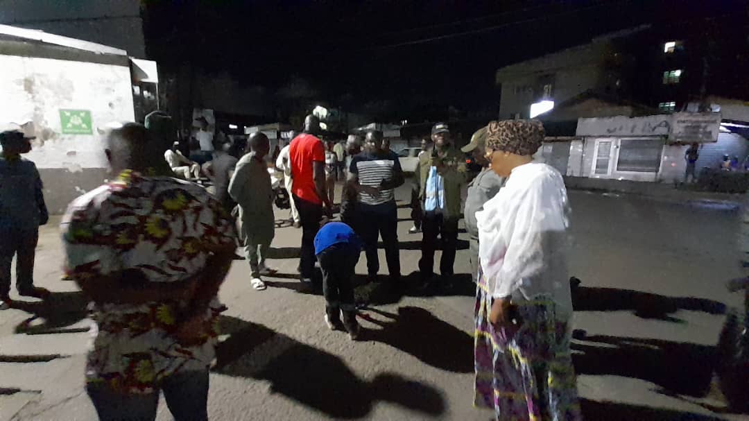 Trois jours seulement après la tournée de sensibilisation de Stéphane Nké Ndjana dans quatre quartiers redoutés de l’arrondissement, des hors-la-loi ont refait surface dans la nuit du vendredi à samedi. Ils ont poignardé à mort un vendeur ambulant qui s’apprêtait à regagner son domicile à Kotto.