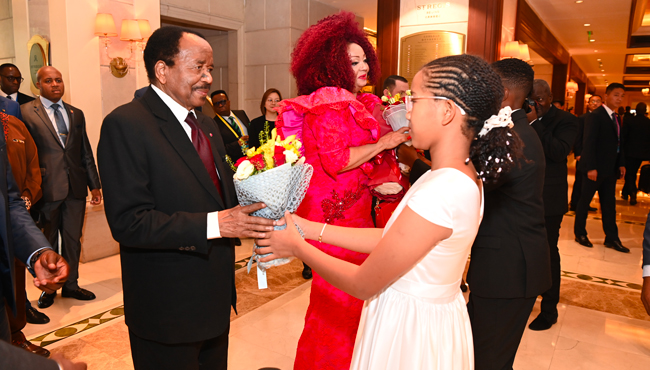 9 heures 30 du matin à Beijing, 2 heures 30 à Yaoundé, ce mercredi 4 septembre 2024, l’avion ayant à son bord le Couple présidentiel atterrit à l’aéroport international de Beijing-capitale. Au bas de la passerelle pour le cérémonial protocolaire d’accueil, des personnalités chinoises et camerounaises, à savoir : M. Wang Hue, Vice-ministre chinois de l’Habitat ; Mme Pang Li Chuen, Vice-présidente de l’Assemblée Nationale Populaire de la Municipalité de Beijing ; S.E. Wang Yingwu, Ambassadeur de Chine au Cameroun ; S.E. Martin Mpana, Ambassadeur du Cameroun en Chine, et son épouse, Mme Solange Mpana.