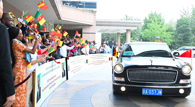 9 heures 30 du matin à Beijing, 2 heures 30 à Yaoundé, ce mercredi 4 septembre 2024, l’avion ayant à son bord le Couple présidentiel atterrit à l’aéroport international de Beijing-capitale. Au bas de la passerelle pour le cérémonial protocolaire d’accueil, des personnalités chinoises et camerounaises, à savoir : M. Wang Hue, Vice-ministre chinois de l’Habitat ; Mme Pang Li Chuen, Vice-présidente de l’Assemblée Nationale Populaire de la Municipalité de Beijing ; S.E. Wang Yingwu, Ambassadeur de Chine au Cameroun ; S.E. Martin Mpana, Ambassadeur du Cameroun en Chine, et son épouse, Mme Solange Mpana.