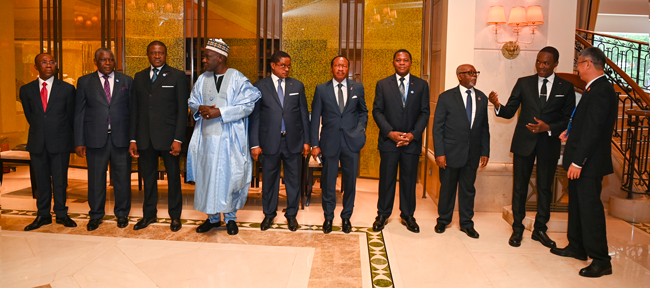 9 heures 30 du matin à Beijing, 2 heures 30 à Yaoundé, ce mercredi 4 septembre 2024, l’avion ayant à son bord le Couple présidentiel atterrit à l’aéroport international de Beijing-capitale. Au bas de la passerelle pour le cérémonial protocolaire d’accueil, des personnalités chinoises et camerounaises, à savoir : M. Wang Hue, Vice-ministre chinois de l’Habitat ; Mme Pang Li Chuen, Vice-présidente de l’Assemblée Nationale Populaire de la Municipalité de Beijing ; S.E. Wang Yingwu, Ambassadeur de Chine au Cameroun ; S.E. Martin Mpana, Ambassadeur du Cameroun en Chine, et son épouse, Mme Solange Mpana.