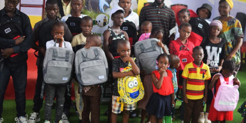 Ce dimanche 8 septembre 2024, l'association Action pour le Développement Durable (A2D) a organisé une cérémonie de remise de dons en matériel scolaire au profit des enfants démunis et déplacés internes de la crise du Nord-Ouest et du Sud-Ouest (NOSO) de Bonabéri. L’événement, qui s’est déroulé de 10h à 13h, a permis de distribuer 20 kits scolaires aux enfants âgés de 5 à 16 ans, grâce aux contributions généreuses de donateurs.