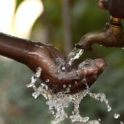 L'entreprise publique en charge de la production, du traitement, de la distribution et de la commercialisation de l'eau potable au Cameroun a lancé, depuis le 16 octobre 2024, une grande campagne de branchement avec des compteurs disponibles pour tous ceux qui en ont besoin.