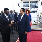 L’émotion est grande à Yaoundé. Les différentes artères de la capitale camerounaise empruntées par le cortège présidentiel ce lundi 21 octobre 2024 sont noires de monde. Une foule en liesse est sortie pour lui souhaiter un bon retour à la maison. Le président Paul Biya regagne ainsi le Cameroun après un long séjour à Genève, en Suisse où il travaillait et vaquait à ses occupations selon ses proches collaborateurs.