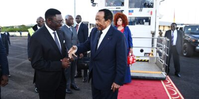 L’émotion est grande à Yaoundé. Les différentes artères de la capitale camerounaise empruntées par le cortège présidentiel ce lundi 21 octobre 2024 sont noires de monde. Une foule en liesse est sortie pour lui souhaiter un bon retour à la maison. Le président Paul Biya regagne ainsi le Cameroun après un long séjour à Genève, en Suisse où il travaillait et vaquait à ses occupations selon ses proches collaborateurs.