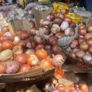 Les filets de ces deux légumes sont passés de 10. 000 à 25 000 FCFA pour l’ail et de 25 000 à 110. 000 FCFA pour l’oignon dans ce marché situé à Douala 4e.