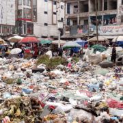 La gestion des déchets, longtemps perçue comme un simple enjeu de propreté, s’impose aujourd'hui comme un pilier fondamental pour le développement durable. Dans un pays comme le Cameroun, où l'urbanisation rapide et la croissance démographique exercent une pression croissante sur les infrastructures, la gestion des déchets représente non seulement une question environnementale, mais aussi une opportunité de développement socio-économique.