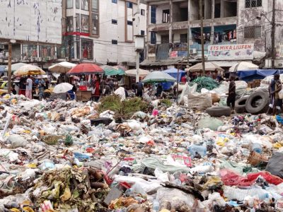 La gestion des déchets, longtemps perçue comme un simple enjeu de propreté, s’impose aujourd'hui comme un pilier fondamental pour le développement durable. Dans un pays comme le Cameroun, où l'urbanisation rapide et la croissance démographique exercent une pression croissante sur les infrastructures, la gestion des déchets représente non seulement une question environnementale, mais aussi une opportunité de développement socio-économique.