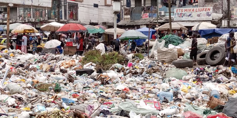 La gestion des déchets, longtemps perçue comme un simple enjeu de propreté, s’impose aujourd'hui comme un pilier fondamental pour le développement durable. Dans un pays comme le Cameroun, où l'urbanisation rapide et la croissance démographique exercent une pression croissante sur les infrastructures, la gestion des déchets représente non seulement une question environnementale, mais aussi une opportunité de développement socio-économique.