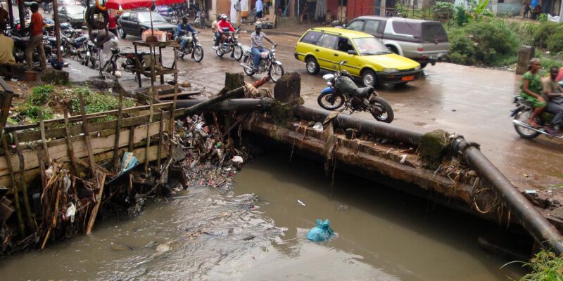 Chaque saison des pluies, Douala, poumon économique du Cameroun, est confrontée à des inondations récurrentes qui paralysent la ville et mettent à mal ses populations et infrastructures. Des quartiers comme Bonaberi, Makepe Missoke, Nkongmondo et bien d'autres se transforment en véritables marécages, laissant des centaines de familles dans la précarité. 