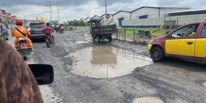 Situé entre le rond-point Kotto Bass et la mairie de Douala 4e, le lieu-dit Sapeur, est impraticable. Les usagers racontent leur calvaire.