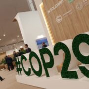 À la COP29, les parties ont franchi un cap décisif en convenant d’un accord global sur le marché carbone. Selon la Convention-cadre des Nations unies sur les changements climatiques (UNFCCC), ce mécanisme vise à permettre aux États de mettre en œuvre leurs plans d’action climatique plus rapidement et à moindre coût. Cet accord pourrait également jouer un rôle crucial dans l’objectif de réduire de moitié les émissions mondiales d’ici 2030, conformément aux exigences scientifiques pour limiter le réchauffement à 1,5 °C.