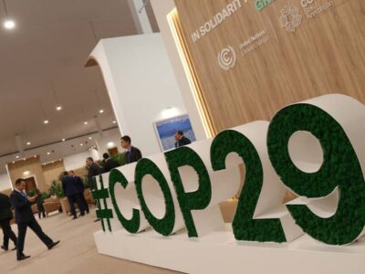 À la COP29, les parties ont franchi un cap décisif en convenant d’un accord global sur le marché carbone. Selon la Convention-cadre des Nations unies sur les changements climatiques (UNFCCC), ce mécanisme vise à permettre aux États de mettre en œuvre leurs plans d’action climatique plus rapidement et à moindre coût. Cet accord pourrait également jouer un rôle crucial dans l’objectif de réduire de moitié les émissions mondiales d’ici 2030, conformément aux exigences scientifiques pour limiter le réchauffement à 1,5 °C.