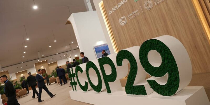 À la COP29, les parties ont franchi un cap décisif en convenant d’un accord global sur le marché carbone. Selon la Convention-cadre des Nations unies sur les changements climatiques (UNFCCC), ce mécanisme vise à permettre aux États de mettre en œuvre leurs plans d’action climatique plus rapidement et à moindre coût. Cet accord pourrait également jouer un rôle crucial dans l’objectif de réduire de moitié les émissions mondiales d’ici 2030, conformément aux exigences scientifiques pour limiter le réchauffement à 1,5 °C.