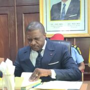 Le ministre camerounais des transports l’a annoncé hier jeudi 14 novembre 2024, par voie de communiqué. Ce nouveau processus s’inscrit dans le cadre de la réforme inhérente à la matérialisation et la sécurisation du système de délivrance des titres et des recettes y relatives.