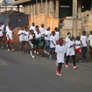 A l’initiative de l’homme d’affaires Willy Dave Douma, une marche sportive aura lieu au quartier Ngodi-Akwa et ses environs ce dimanche 22 décembre 2024. Placée sous le signe du vivre-ensemble, cette deuxième édition s’inscrit dans la même logique que la première. Elle prône le partage et l’échange dans ce quartier du 1er arrondissement de Douala. Le top départ est prévu à 6h au lieu-dit « petit stade », situé à un jet de pierre du camp des sapeurs-pompiers à Ngodi. 