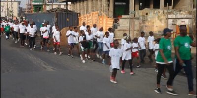 A l’initiative de l’homme d’affaires Willy Dave Douma, une marche sportive aura lieu au quartier Ngodi-Akwa et ses environs ce dimanche 22 décembre 2024. Placée sous le signe du vivre-ensemble, cette deuxième édition s’inscrit dans la même logique que la première. Elle prône le partage et l’échange dans ce quartier du 1er arrondissement de Douala. Le top départ est prévu à 6h au lieu-dit « petit stade », situé à un jet de pierre du camp des sapeurs-pompiers à Ngodi. 