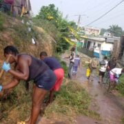 Joignant la parole aux actes, et dans le cadre du programme qu’ils se sont fixé à travers le concept « la fête avec les voisins », les jeunes du village de Bonangoye (Akwa-Nord) dans l’arrondissement de Douala 1er,  ont accompli le premier acte portant sur l’hygiène et la salubrité.