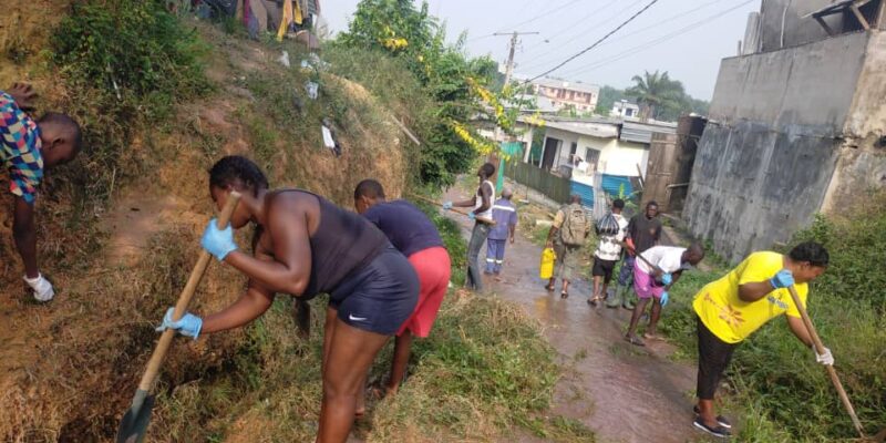 Joignant la parole aux actes, et dans le cadre du programme qu’ils se sont fixé à travers le concept « la fête avec les voisins », les jeunes du village de Bonangoye (Akwa-Nord) dans l’arrondissement de Douala 1er,  ont accompli le premier acte portant sur l’hygiène et la salubrité.