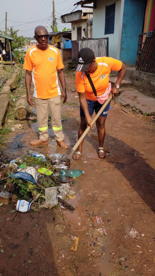 Joignant la parole aux actes, et dans le cadre du programme qu’ils se sont fixé à travers le concept « la fête avec les voisins », les jeunes du village de Bonangoye (Akwa-Nord) dans l’arrondissement de Douala 1er,  ont accompli le premier acte portant sur l’hygiène et la salubrité.