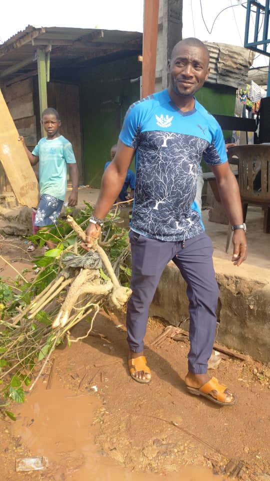 Joignant la parole aux actes, et dans le cadre du programme qu’ils se sont fixé à travers le concept « la fête avec les voisins », les jeunes du village de Bonangoye (Akwa-Nord) dans l’arrondissement de Douala 1er,  ont accompli le premier acte portant sur l’hygiène et la salubrité.