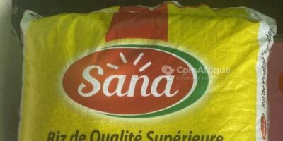 Un entrepôt de riz contrefait "Sana 25% Thaï" a été démantelé au quartier Bomono, dans le 4ème arrondissement de la ville de Douala. Selon le Réseau National des Consommateurs (RNC), une enquête menée par les éléments de la gendarmerie nationale en accord avec le ministère du Commerce a permis de constater que ledit entrepôt qui n'appartiendrait  pas à la société Green Valley Sarl, propriétaire de ladite marque, commercialise depuis belle lurette du riz de mauvaise qualité.