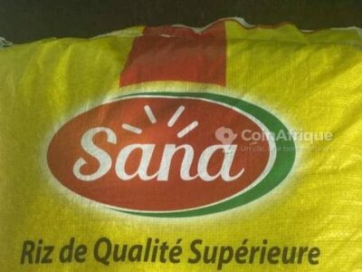 Un entrepôt de riz contrefait "Sana 25% Thaï" a été démantelé au quartier Bomono, dans le 4ème arrondissement de la ville de Douala. Selon le Réseau National des Consommateurs (RNC), une enquête menée par les éléments de la gendarmerie nationale en accord avec le ministère du Commerce a permis de constater que ledit entrepôt qui n'appartiendrait  pas à la société Green Valley Sarl, propriétaire de ladite marque, commercialise depuis belle lurette du riz de mauvaise qualité.