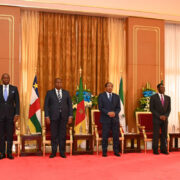 Le sommet extraordinaire des Chefs d’Etat de la Communauté Economique et Monétaire de l’Afrique Centrale (CEMAC) du 16 décembre 2024 à Yaoundé s’est achevé par une série de mesures visant à éloigner le spectre d’une crise économique et financière. Ces mesures consistent à accélérer la mise en œuvre du Programme des Réformes Economiques et Financières (PREF-CEMAC) et à prévenir une accumulation de déséquilibres budgétaires et extérieurs.