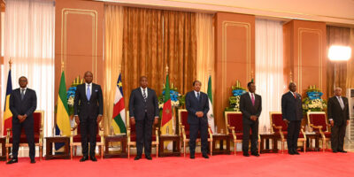 Le sommet extraordinaire des Chefs d’Etat de la Communauté Economique et Monétaire de l’Afrique Centrale (CEMAC) du 16 décembre 2024 à Yaoundé s’est achevé par une série de mesures visant à éloigner le spectre d’une crise économique et financière. Ces mesures consistent à accélérer la mise en œuvre du Programme des Réformes Economiques et Financières (PREF-CEMAC) et à prévenir une accumulation de déséquilibres budgétaires et extérieurs.