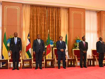 Le sommet extraordinaire des Chefs d’Etat de la Communauté Economique et Monétaire de l’Afrique Centrale (CEMAC) du 16 décembre 2024 à Yaoundé s’est achevé par une série de mesures visant à éloigner le spectre d’une crise économique et financière. Ces mesures consistent à accélérer la mise en œuvre du Programme des Réformes Economiques et Financières (PREF-CEMAC) et à prévenir une accumulation de déséquilibres budgétaires et extérieurs.