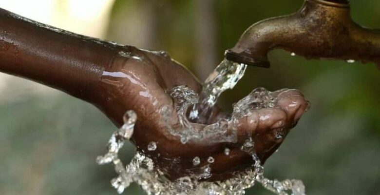 Selon le média panafricain, la société chargée de la distribution du précieux liquide au Cameroun serait engagée dans un bras de fer avec la Banque mondiale sur le prix de l’eau. L’entreprise nie tout en bloc dans une mise au point.  