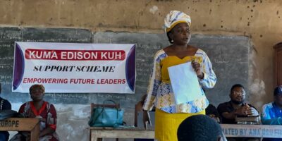 La Fondation Kuma Edison vient d’offrir des manuels scolaires et des bourses d’étude à plus de 120 jeunes filles élèves originaires des villages de l’arrondissement de Fungum dans le département de la Menchum, région du Nord-ouest.