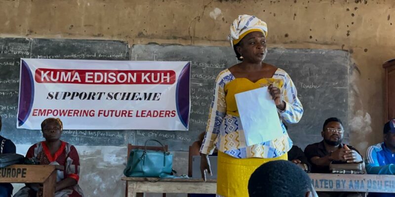 La Fondation Kuma Edison vient d’offrir des manuels scolaires et des bourses d’étude à plus de 120 jeunes filles élèves originaires des villages de l’arrondissement de Fungum dans le département de la Menchum, région du Nord-ouest.