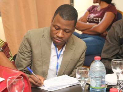 Le paysage médiatique camerounais s’enrichit avec la nomination du jeune Yanick Bezang à la coordination du projet Cameroun Media+, une initiative de la Fédération internationale des journalistes (FIJ). La nouvelle rendue publique le 17 février sur les réseaux sociaux de la FIJ, donne à croire à une démarche innovante visant à renforcer les droits des médias et des journalistes dans le pays.