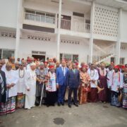 Les dirigeants traditionnels de la région du Sud-Ouest ont appelé le président Paul Biya à lancer sa campagne pour l'élection présidentielle de 2025 dans leur région. Les chefs ont lancé cet appel lors d'une assemblée générale qui s'est tenue à Limbé, samedi 22 février. Au cours de la réunion, ils ont également appelé le président de la République à se présenter aux prochaines élections présidentielles au Cameroun.