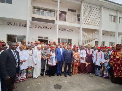 Les dirigeants traditionnels de la région du Sud-Ouest ont appelé le président Paul Biya à lancer sa campagne pour l'élection présidentielle de 2025 dans leur région. Les chefs ont lancé cet appel lors d'une assemblée générale qui s'est tenue à Limbé, samedi 22 février. Au cours de la réunion, ils ont également appelé le président de la République à se présenter aux prochaines élections présidentielles au Cameroun.