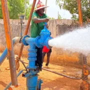 Selon un article publié hier sur le portail de Radio Intégration, certains consommateurs de la capitale économique camerounaise préfèrent l’eau du forage à celle de l’entreprise parapublique. Tentatives d’explication.