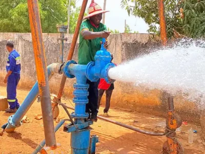 Selon un article publié hier sur le portail de Radio Intégration, certains consommateurs de la capitale économique camerounaise préfèrent l’eau du forage à celle de l’entreprise parapublique. Tentatives d’explication.